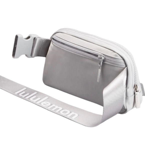 LULULEMON Everywhere Belt Bag SILD/WHT ONE SIZE Silver Drop/White O/S NWT - Picture 3 of 6